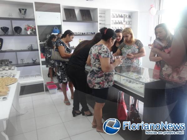 Casal de empres&aacute;rios reinaugura a loja Planeta Biju em Floriano.(Imagem:FlorianoNews)