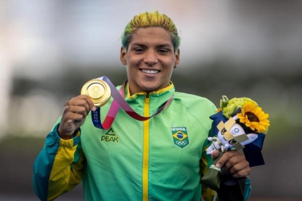 Ana Marcela Cunha ganha medalha de ouro na maratona aquática nos Jogos de Tóquio
