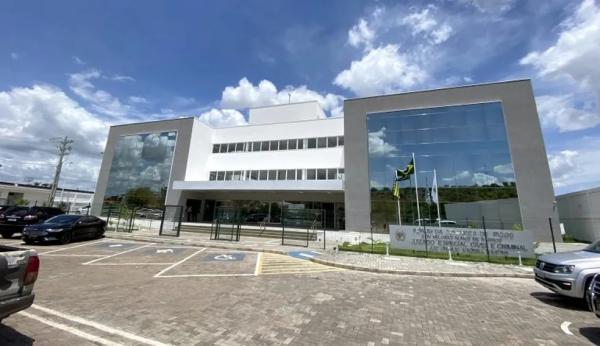 Homem é condenado a 28 anos por matar ex-companheira com 13 golpes de faca na frente dos filhos no P