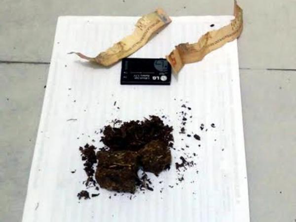 Mulher é presa ao tentar entrar com droga e celular nas partes íntimas
