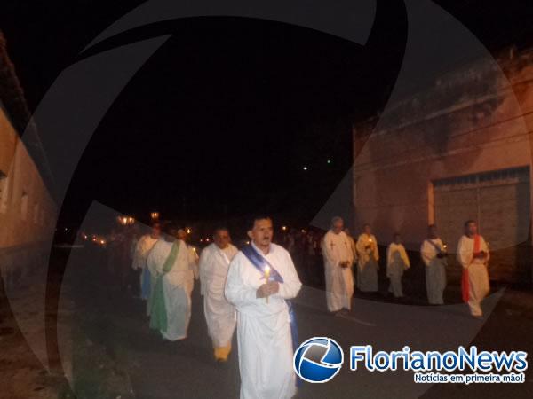 Fi&eacute;is participam da Prociss&atilde;o do Fogar&eacute;u em Floriano.(Imagem:FlorianoNews)