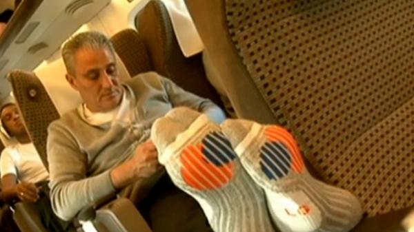 Tite preferiu fazer viagem de trem bala e relaxou a caminho de Yokohama.(Imagem:Reprodu&ccedil;&atilde;o SporTV)