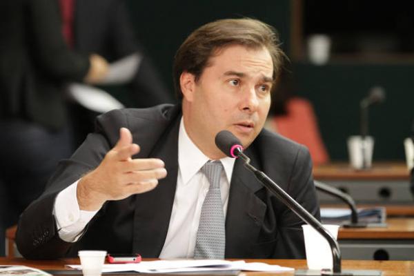 Eleito presidente da Câmara, Rodrigo Maia chora e diz que tentará governar com "simplicidade"
