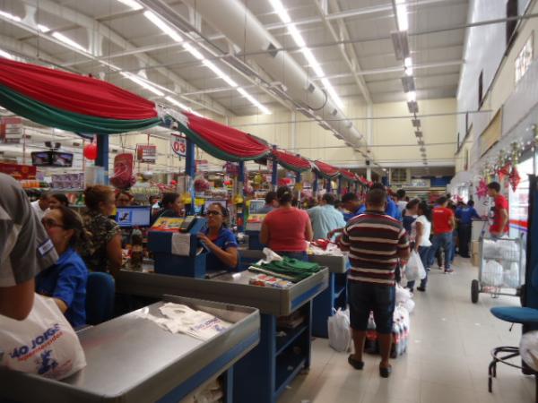 Empres&aacute;rios comemoram vendas no m&ecirc;s de dezembro em Floriano.(Imagem:FlorianoNews)