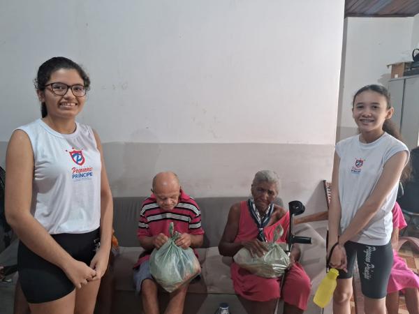 Alunos da Escola Pequeno Pr&iacute;ncipe distribuem cestas b&aacute;sicas para fam&iacute;lias necessitadas em Floriano .(Imagem:Divulga&ccedil;&atilde;o )