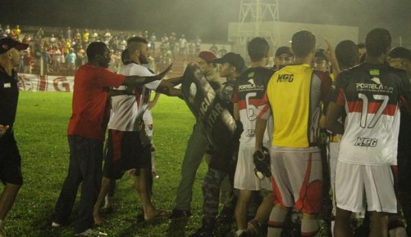Valter Maranh&atilde;o partiu para cima da arbitragem ap&oacute;s o fim da partida e foi contido pela tropa de choque.(Imagem:Marco Freitas)