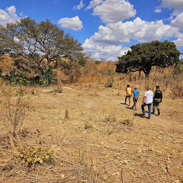 Suspeitos invadem loja pelo telhado, furtam produtos e são presos em matagal no Piauí