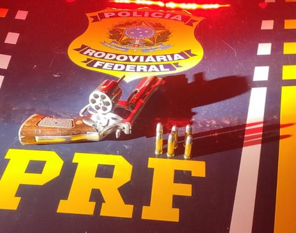 PRF prende na BR 135 homem acusado do crime de Porte Ilegal de Arma de Fogo e Munições