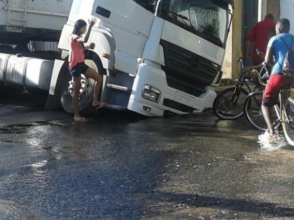 Carreta fica presa em buraco após asfalto ceder na Zona Sul de Teresina