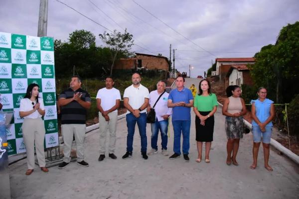 Vereadores de Floriano acompanham assinatura de ordens de servi&ccedil;o e entrega de obras &agrave; popula&ccedil;&atilde;o(Imagem:Reprodu&ccedil;&atilde;o)