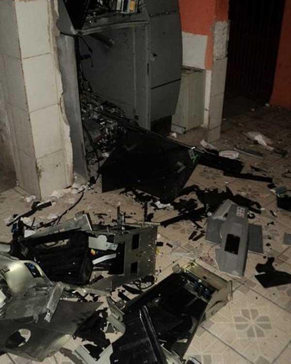 Quatro suspeitos foram vistos deixando o local ap&oacute;s explos&atilde;o.(Imagem:Divulga&ccedil;&atilde;o)