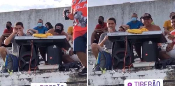 Torcedor leva teclado e caixa de som para arquibancada do Tiberão na hora do jogo