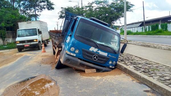  Buraco quase engole caminh&atilde;o ap&oacute;s parte de rua ceder em Teresina.(Imagem:Gilcilene Ara&uacute;jo/G1)