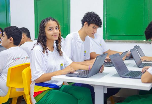 Seduc conclui entrega de fardamento para estudantes das escolas da rede estadual
