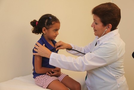 Profissionais estrangeiros poderão ficar por mais três anos no Mais Médicos