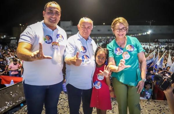  Jussara Lima ao lado do marido, o deputado federal J&uacute;lio C&eacute;sar (PSD), e de um dos filhos, o deputado estadual Georgiano Neto (MDB).(Imagem:Reprodu&ccedil;&atilde;o/Redes Sociais )