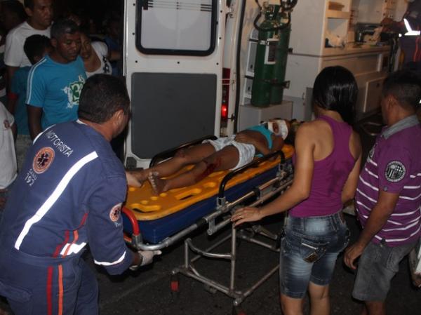 Menina de 7 anos é atropelada por motoqueiros que faziam pega