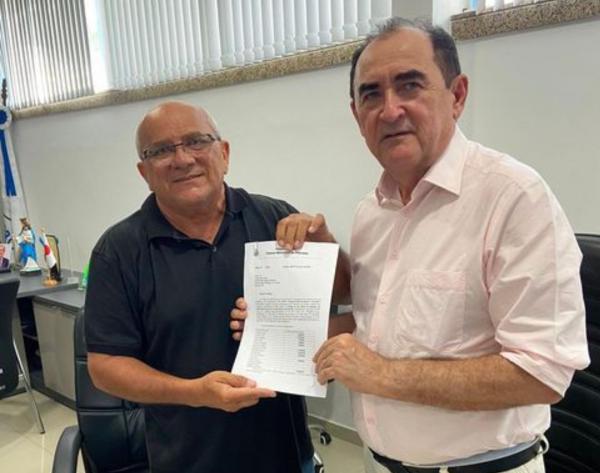 Vereador Antônio José entrega emendas parlamentares ao prefeito de Floriano