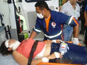 Mulher esfaqueada ao ser perseguida pelo marido no PI continua internada