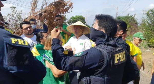  Bolsonaristas se recusavam a liberar o tr&acirc;nsito em Teresina e a Pol&iacute;cia Rodovi&aacute;ria Federal e a Pol&iacute;cia Militar tentavam negociar.(Imagem: Lucas Marreiros/g1 )