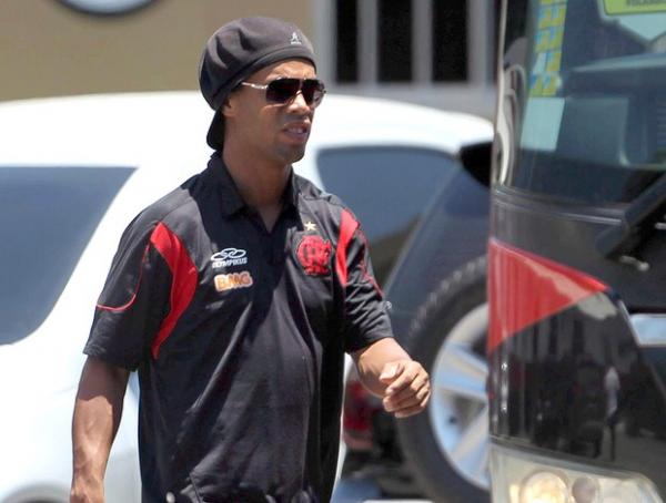 Fla promete que vai conseguir bancar o sal&aacute;rio integral de Ronaldinho.(Imagem:Jorge Wiliam / Ag&ecirc;ncia O Globo)