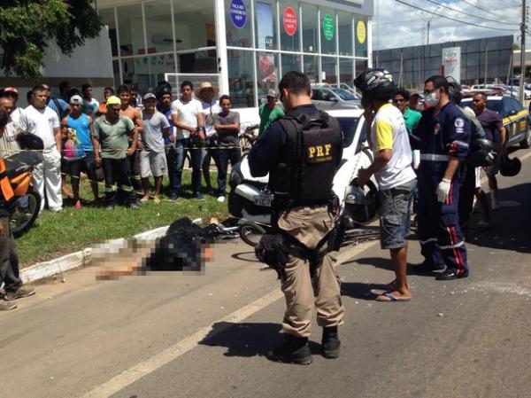 Motociclista colide na lateral de carro, é arremessado e atinge ciclista no PI