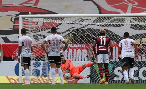 Volpi foi o grande destaque da partida. (Imagem:Twitter S&atilde;o Paulo FC/Rubens Chiri e Paulo Pinto)