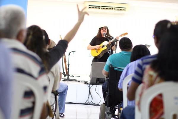 Em Teresina, Moraes Moreira faz show gratuito para Associação dos Cegos