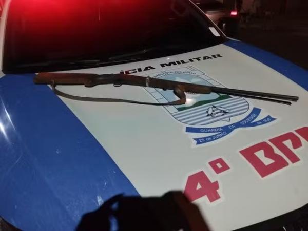 Mulher esfaqueia suspeito de persegui-la e atirar contra ela com uma espingarda, no Piauí