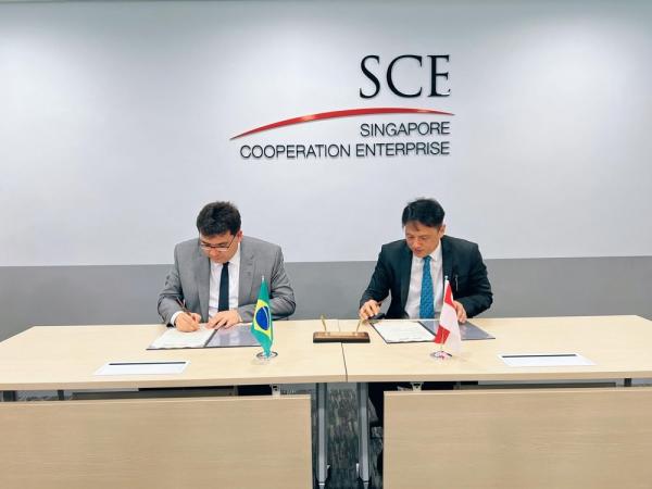 Governador assina acordos de cooperação com empresas internacionais em Singapura