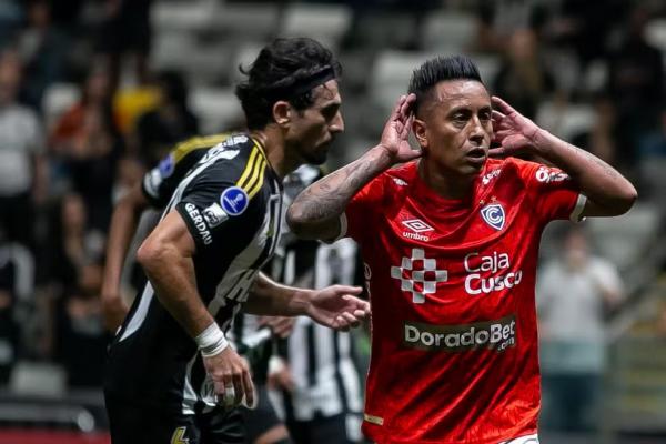 Cueva, do Cienciano, comemora gol diante do Atl&eacute;tico-MG, na Arena MRV.(Imagem:Fernando Moreno)