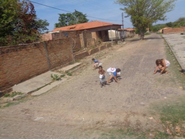 Palha&ccedil;o carrapeta percorre ruas de Floriano distribuindo bombons.(Imagem:FlorianoNews)