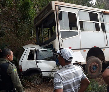 Colisão frontal entre carro e ônibus mata três pessoas no Norte do Piauí