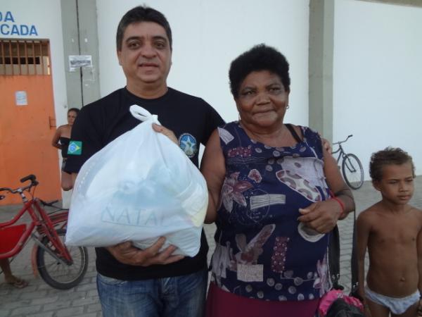 Fam&iacute;lias carentes s&atilde;o beneficiadas com cestas b&aacute;sicas em Floriano.(Imagem:FlorianoNews)