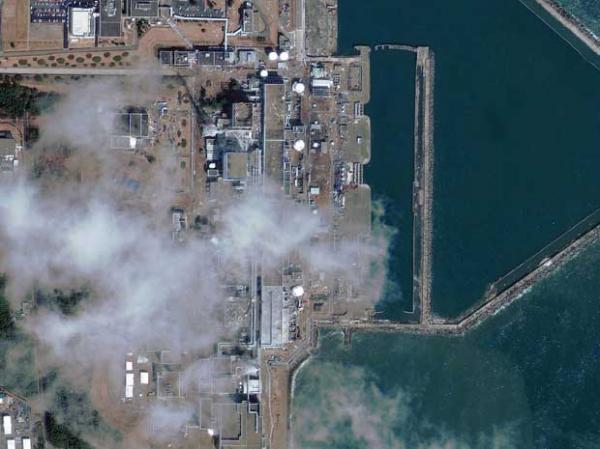 Imagem de sat&eacute;lite de quinta-feira (17) da GeoEye mostra a usina nuclear de Fukushima.(Imagem:GeoEye / AP Photo)