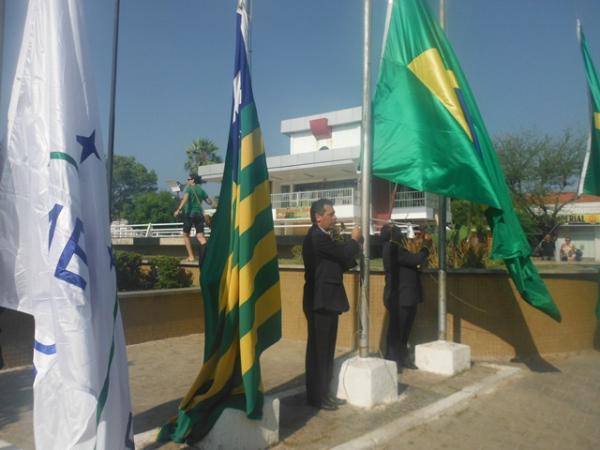 Hasteamento de bandeiras assinala abertura da Semana da P&aacute;tria em Floriano.(Imagem:FlorianoNews)