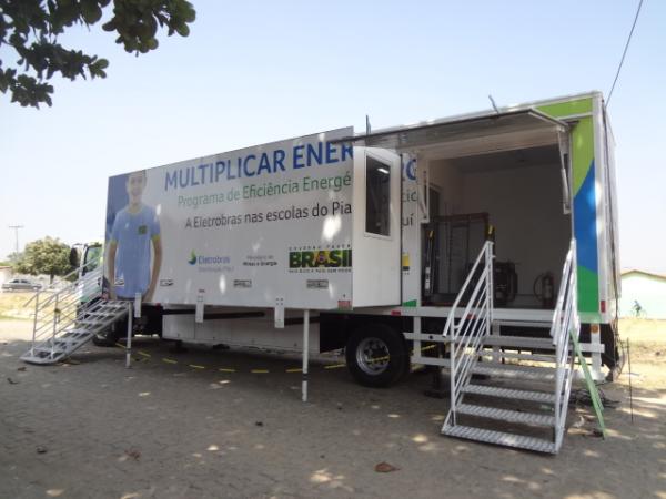 Caminh&atilde;o escola leva conhecimento sobre energia a estudantes florianenses.(Imagem:FlorianoNews)