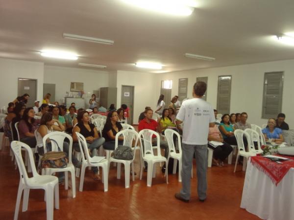 Educadores participam de capacita&ccedil;&atilde;o sobre o uso consciente de energia el&eacute;trica.(Imagem:FlorianoNews)