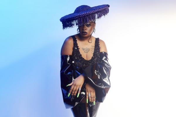 Tássia Reis faz parceria com Tulipa Ruiz entre as músicas inéditas que turbinam o disco de remixes