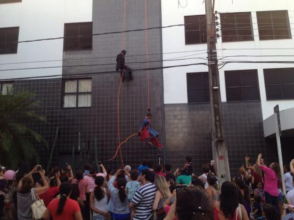 Descida de rapel de super-her&oacute;is em Teresina.(Imagem:Ellyo Teixeira/G1)