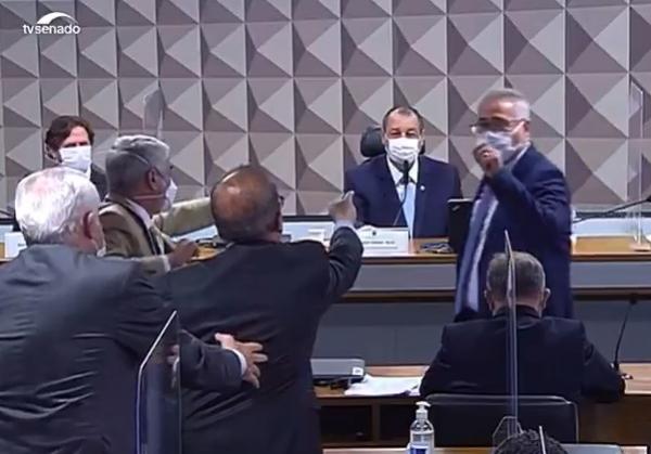 Senadores Renan e Jorginho batem boca na CPI e são contidos fisicamente pelos colegas: "Vagabundo"