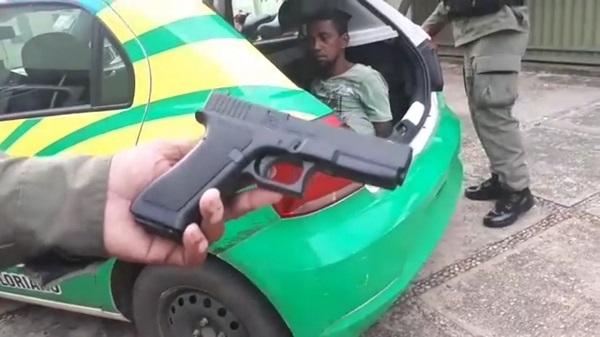 Homem apreendido com simulacro de arma de fogo é liberado na Central de Flagrantes