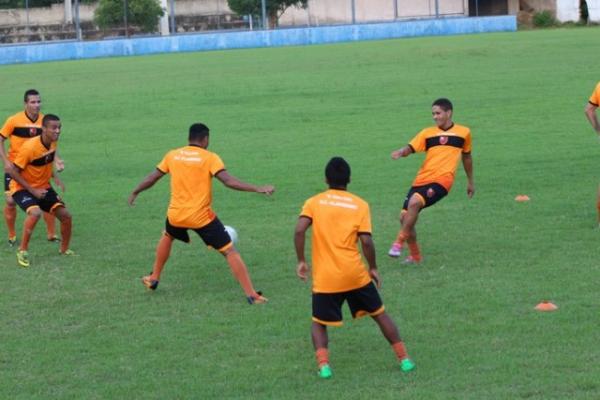 Jogadores se dividiram em v&aacute;rias rodas de bobo em treino recreativo no Flamengo-PI.(Imagem:Wenner Tito)