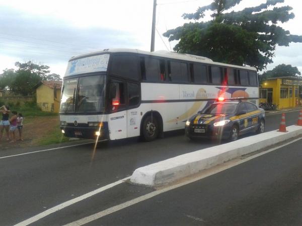 PRF prende condutor sem habilitação que dirigia ônibus com 22 pessoas