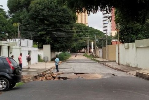 Cratera abre após forte chuva na zona Leste de Teresina