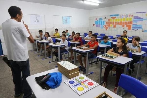 Semec lança edital com mais de 200 vagas temporárias para professor em Teresina; confira