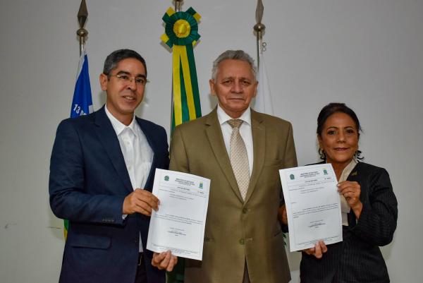 Professores Edmilsa Santana e Alyson Luiz Santos tomam posse na Direção do CAFS