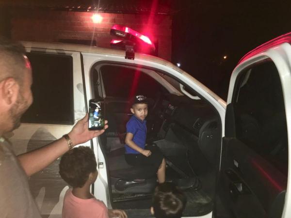 Policiais fazem surpresa para garoto apaixonado pela PM.(Imagem: Divulga&ccedil;&atilde;o/PM)