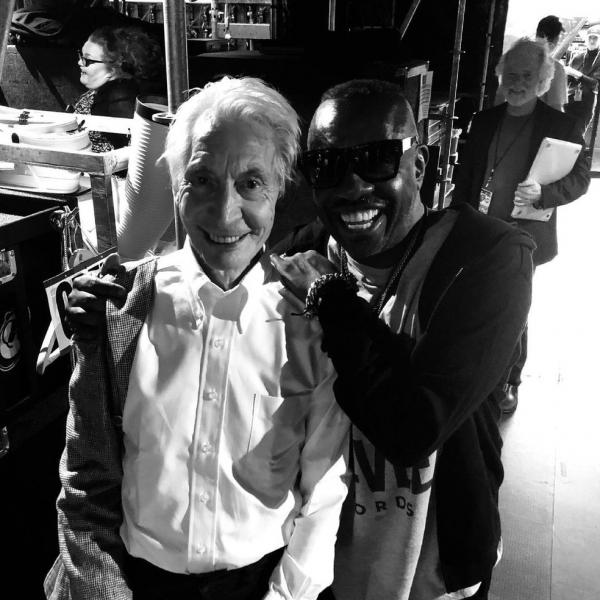 Rolling Stones fazem primeiro show após morte de Charlie Watts e homenageiam baterista