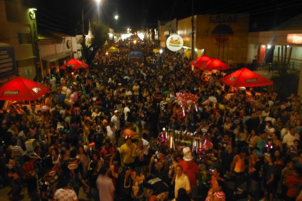 Zé Pereira dá brilho ao Carnaval das Luzes de Floriano